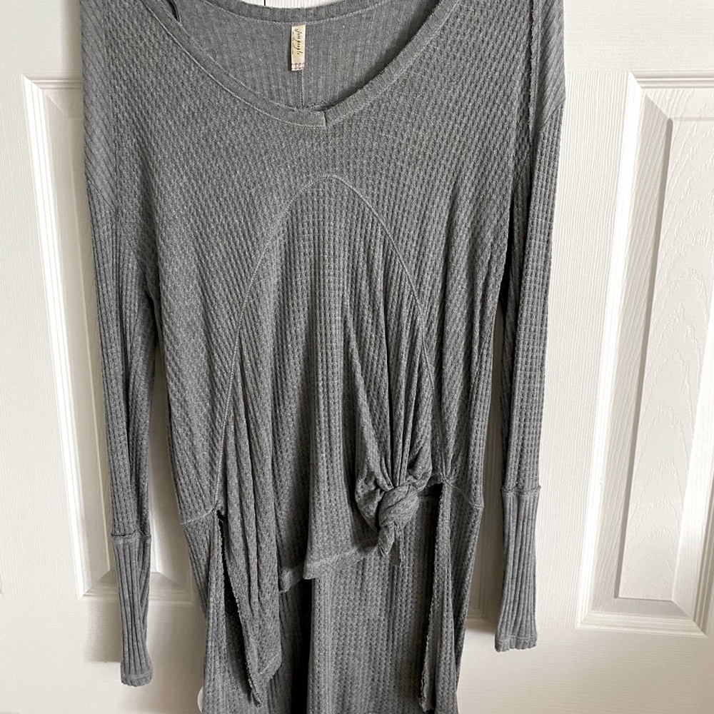 FUN & FLATTERING FREE PEOPLE top! Like NEW💃